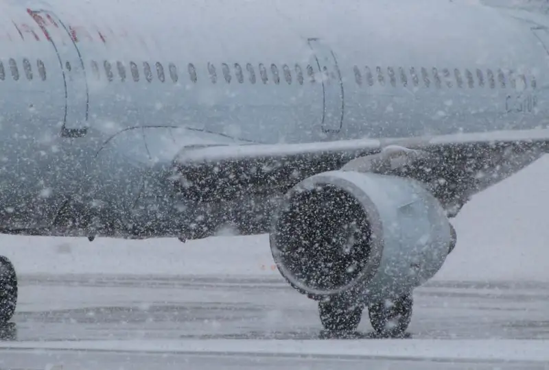 Суровые погодные условия стали причиной задержки свыше 2,5 тысяч рейсов в США