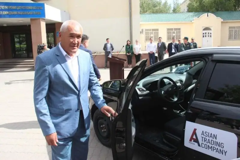 Ключи от автомобиля вручили отцу геройски погибшего солдата