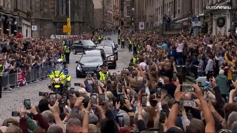 Траурный кортеж Елизаветы II прибыл в Эдинбург