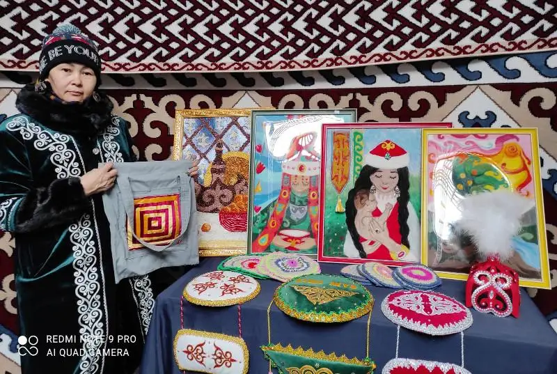 Картины из войлока, ювелирные украшения представили на выставке в Актобе