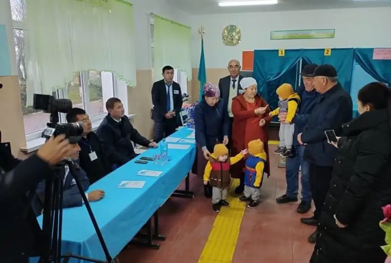 Келестік сайлаушы үшем сәбиін сайлау учаскесіне ертіп келді