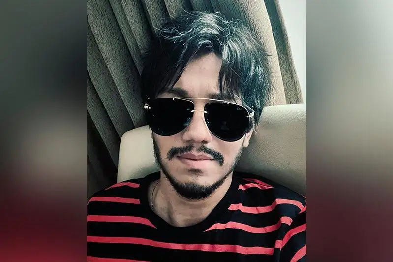 ديماش قۇدايبەرگەن قىتايعا بارىپ ساقال قويىپ، مۇرت ءوسىرىپ فاناتتارىن تاڭعالدىردى