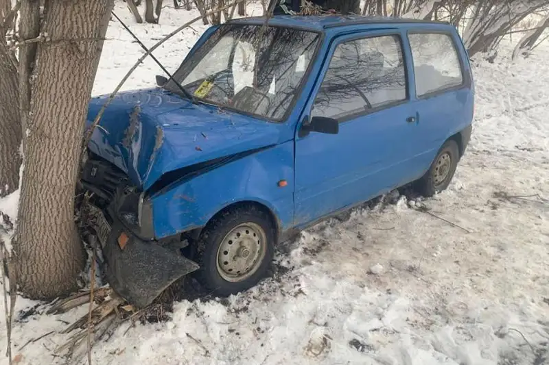 Aqtóbede aýyryp, rýlge ıe bola almaı qalǵan júrgizýshi kóz jumdy