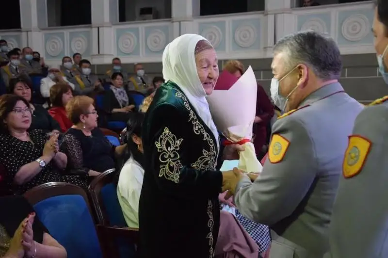 Атырауда жақсы нәтижемен көзге түскен полицейлердің аналары марапатталды
