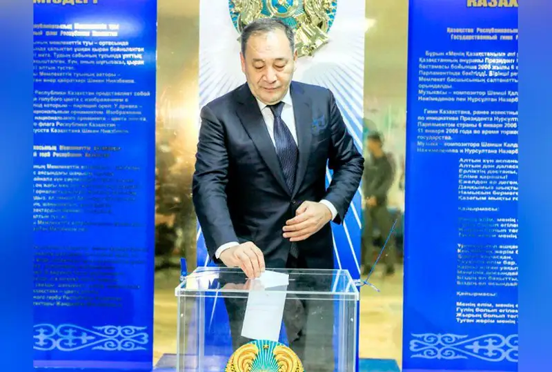 Аким Актюбинской области проголосовал на выборах Президента