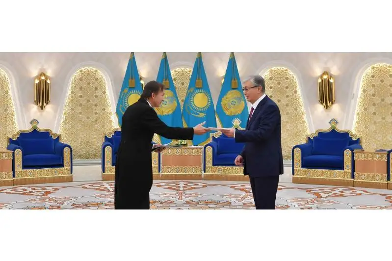 ق ر پرەزيدەنتى ءبىرقاتار مەملەكەتتىڭ ەلشىلەرىنەن سەنىم گراموتالارىن قابىلدادى
