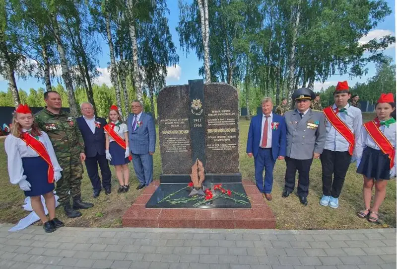 Памятный знак воинам-казахстанцам открыли в Беларуси
