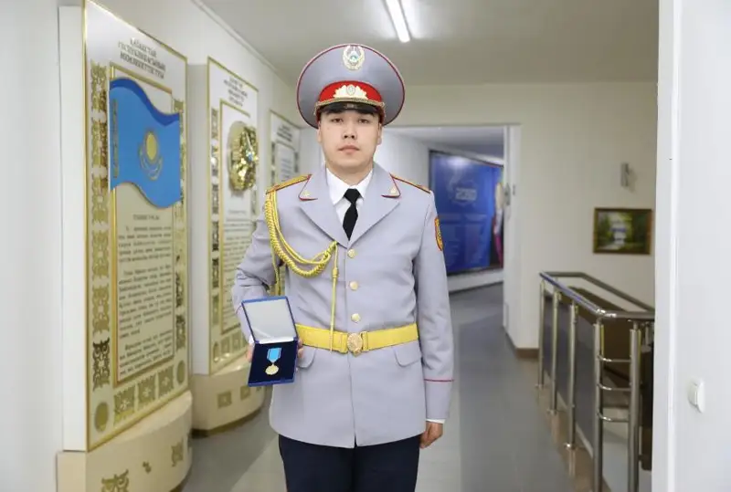 Акмолинский транспортный полицейский за спасение женщины награжден медалью