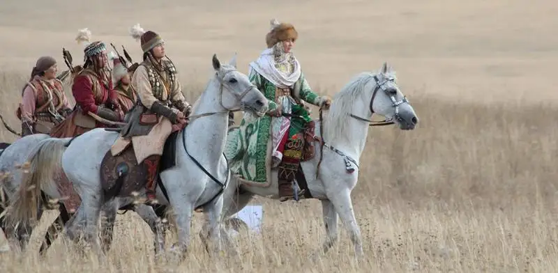 ەسەنبەرلين: حانزادالار ايەلىنە قاراۋىل بولماي ءيتىمدى ءبىتىرىپ ءجۇر دەيسىڭ بە؟