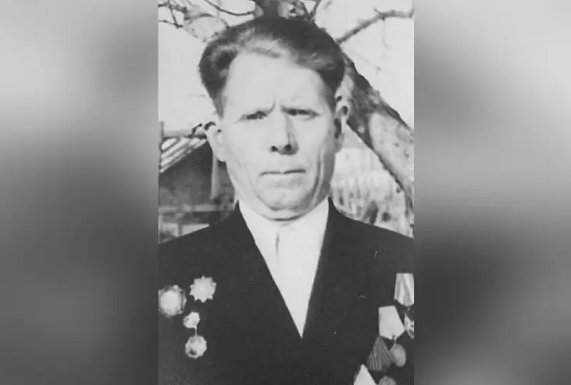 Úsh ret usynylsa da Keńes odaǵynyń batyry ataǵy buıyrmaǵan Aleksandr Nesmııanov