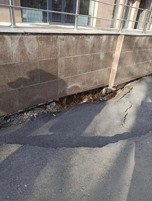 «Гулять становится небезопасно»: алматинка пожаловалась на провалившийся асфальт возле ЖК