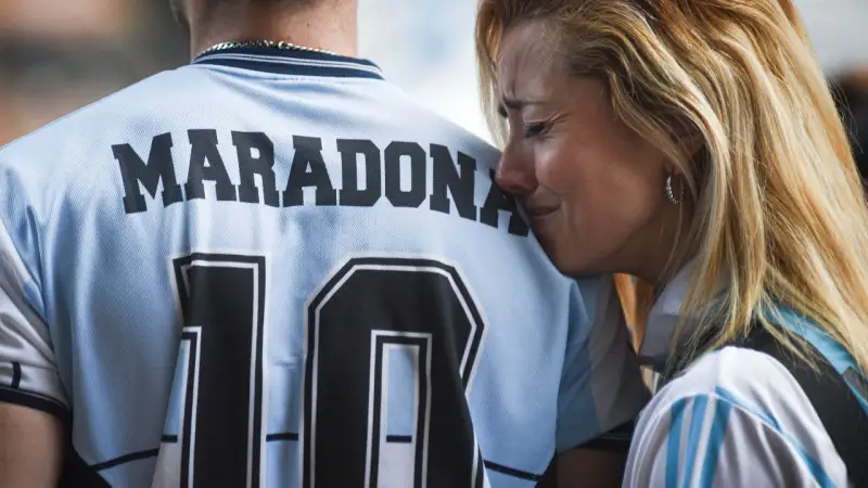 الەم ەلدەرى ديەگو مارادونامەن قوشتاسىپ جاتىر - فوتو