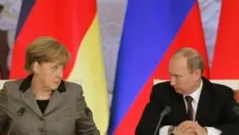 Ресей президенті Владимир Путин (оң жақта) мен Германия канцлері Ангела Меркель. Ресей, Кремль, 16 қараша 2012 жыл. (Көрнекі сурет)