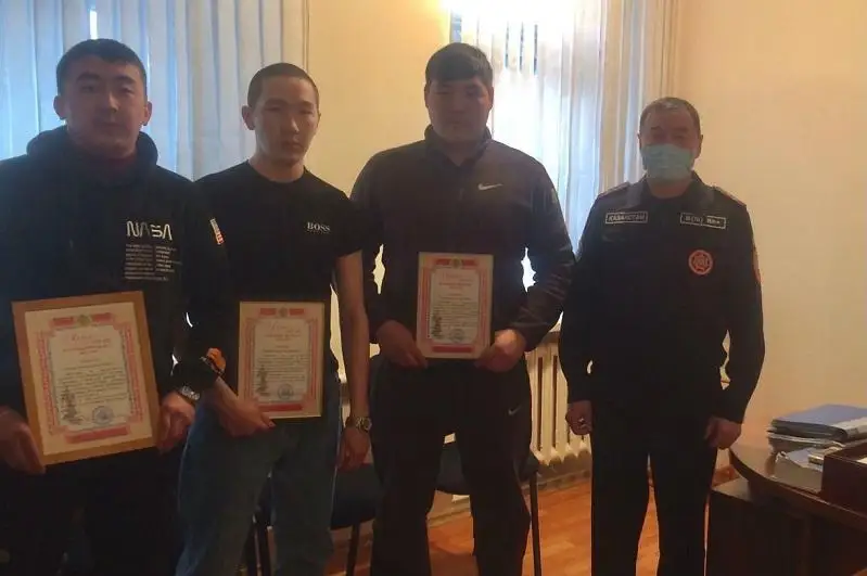 В ВКО наградили парней за спасение женщины при пожаре