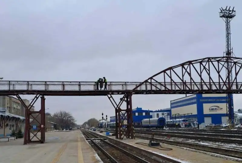 Пытавшуюся спрыгнуть с моста женщину спасли транспортные полицейские в Актобе