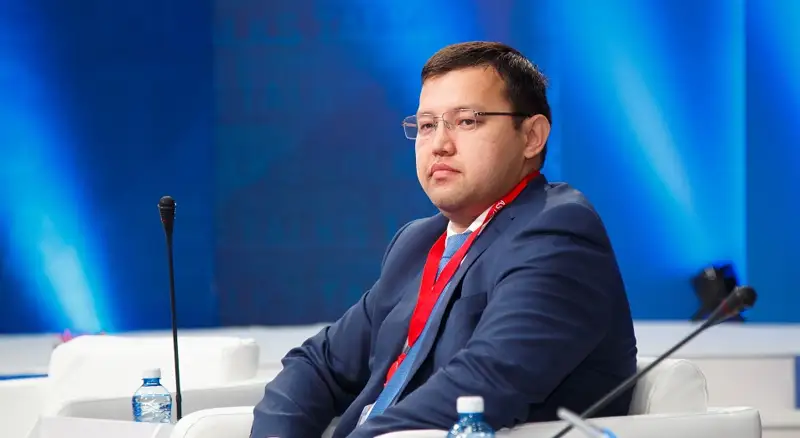 مەملەكەتتىك قىزمەتكەرلەر بەس ەسە جوعارى جالاقى الۋ ءتيىس - پرەزيدەنت كەڭەسشىسى