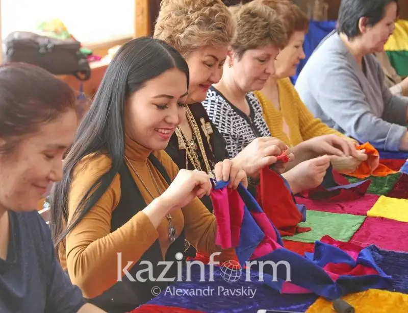 Алматылық келіншектер Гиннес кітабына енетін құрақ көрпені тігуге дайындалуда