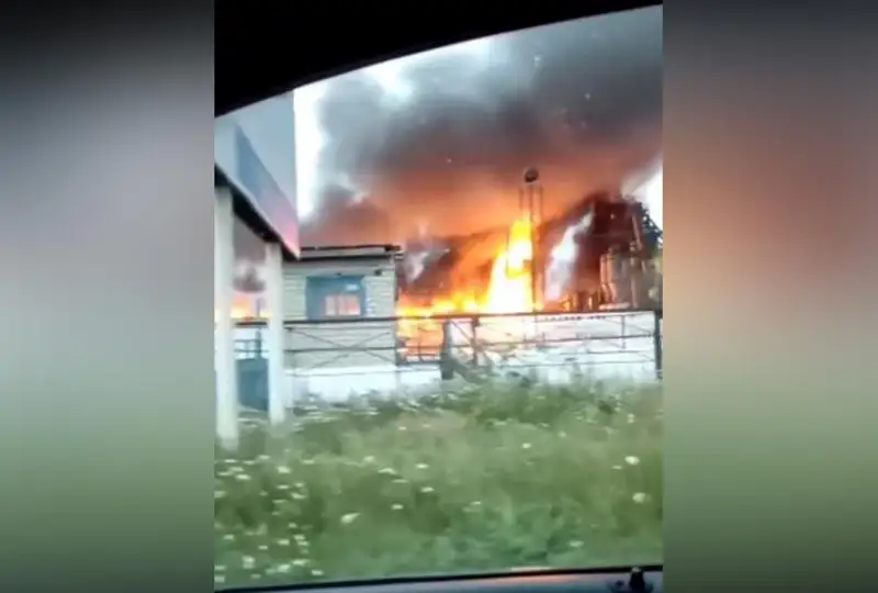 Крупный пожар произошел на территории элеватора на станции Тобол