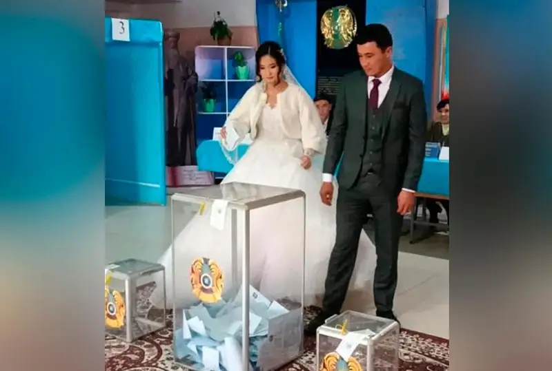 Saryaǵashta saılaý ýchaskesine toı kóılegimen kelgen jas jubaılar óz tańdaýyn jasady