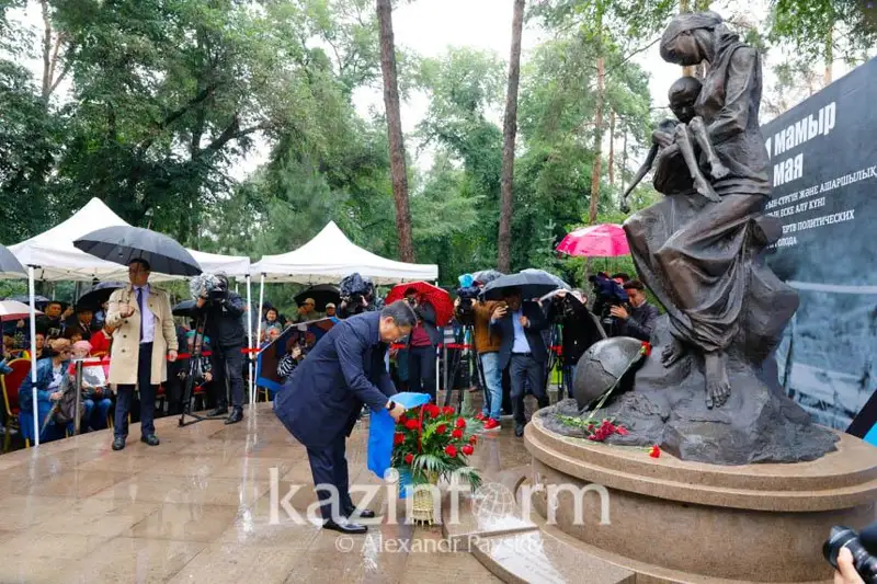Алматинцы возложили цветы к памятнику жертвам голода
