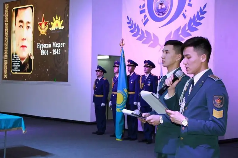 Капсулу с землей с места захоронения без вести пропавшего в годы ВОВ актюбинца передали на родину