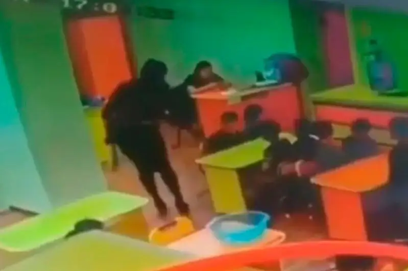 اقمولا وبلىسىندا بالاعا دورەكىلىك تانىتقان تاربيەشىگە قاتىستى ءىس قوزعالدى