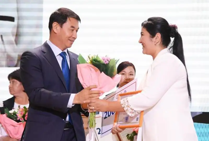 Заслуженных учителей поздравили в Туркестане