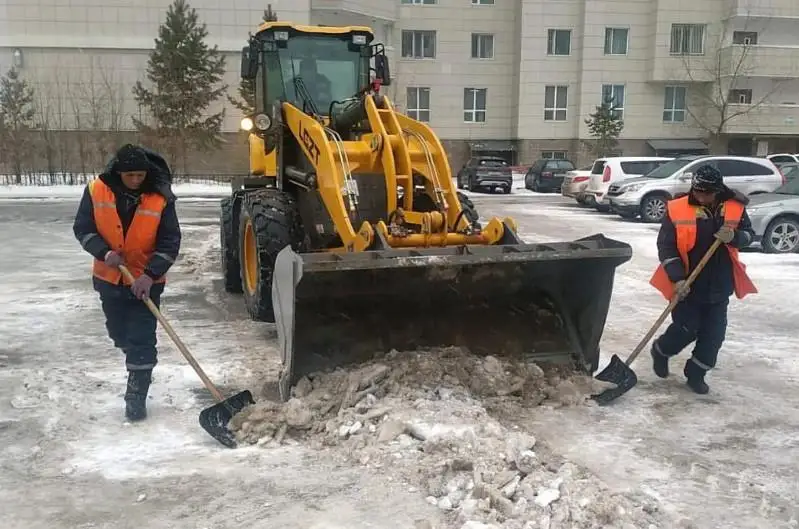 Более 2,5 тысяч единиц спецтехники и рабочих чистят снег в Нур-Султане