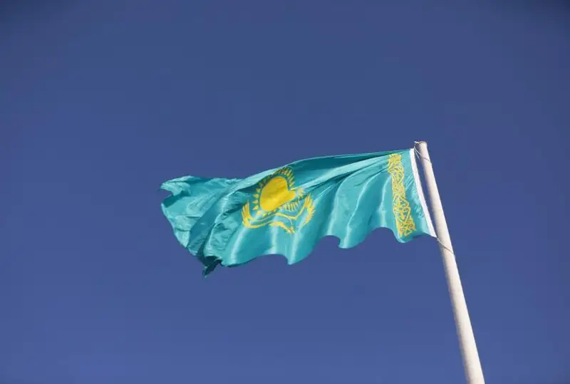 Государственный флаг подняли на 91-метровую высоту в Атырау