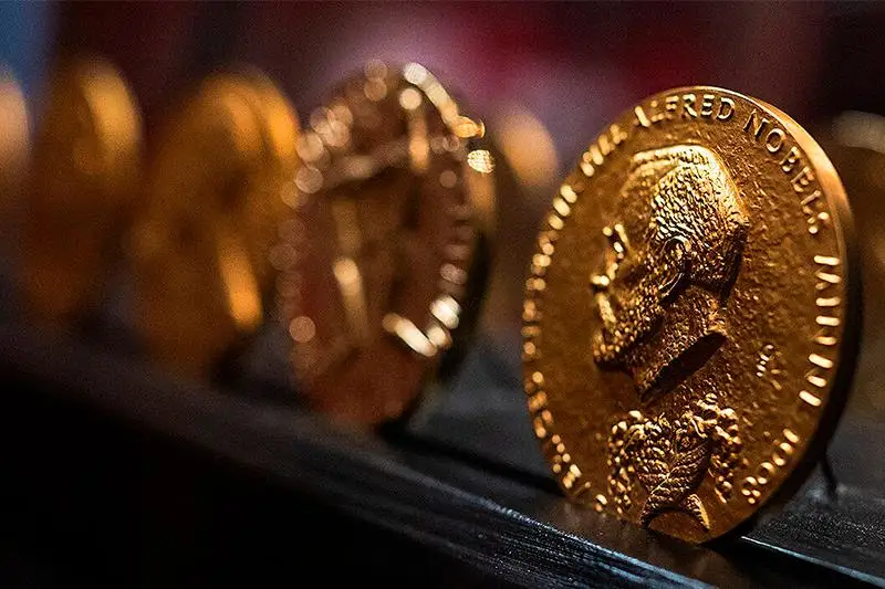فيزيكا سالاسىنداعى نوبەل سىيلىعىنىڭ لاۋرەاتتارى جاريالاندى