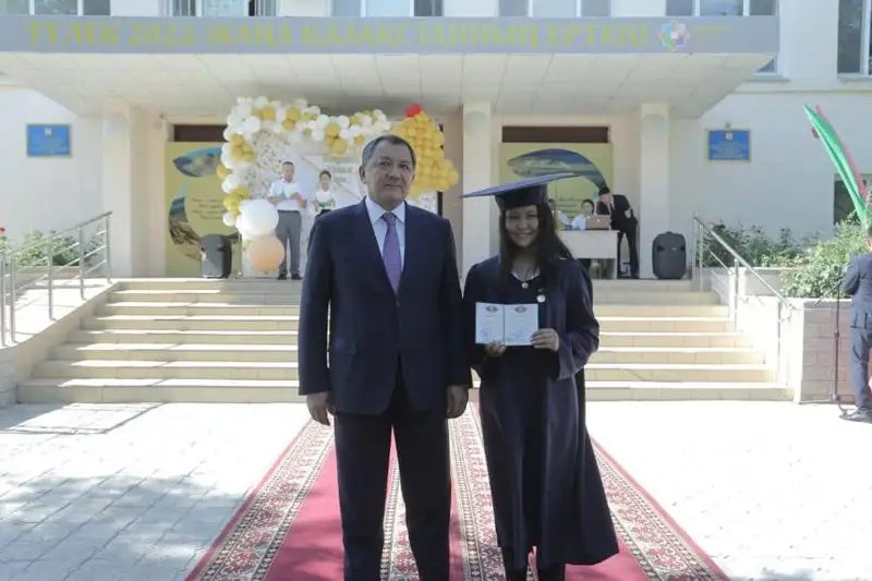 Eń jas álem chempıony Bıbisara Asaýbaeva mektepti «Altyn belgige» bitirdi