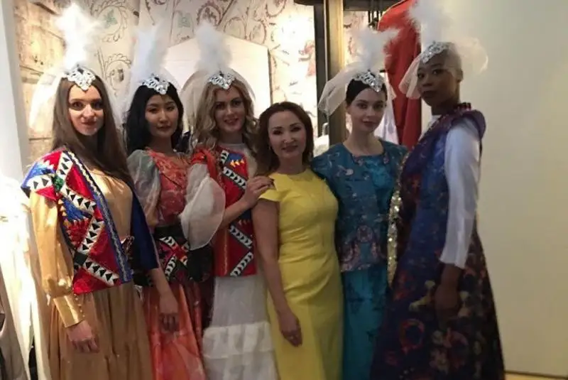 قازاق قىزى ستوكگولمدە ءسان جارمەڭكەسىنە ۇلتتىق ناقىشتاعى كويلەكتەرىن ۇسىندى