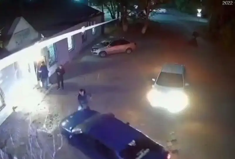 Қарағандыда жаяу жүргіншіні қағып, үстінен әдейі мыжып өткен жүргізуші тергеліп жатыр