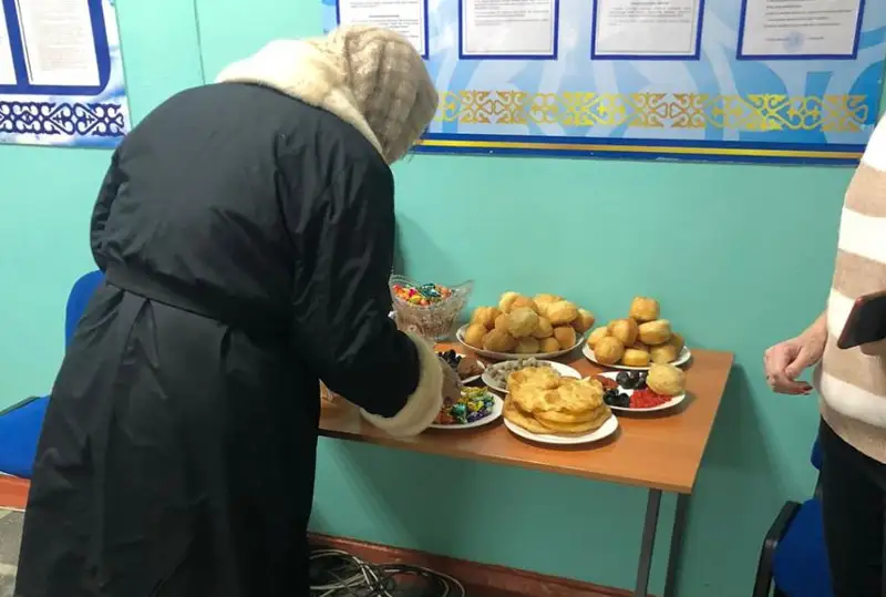 Тонну баурсаков раздали жителям Усть-Каменогорска на избирательных участках