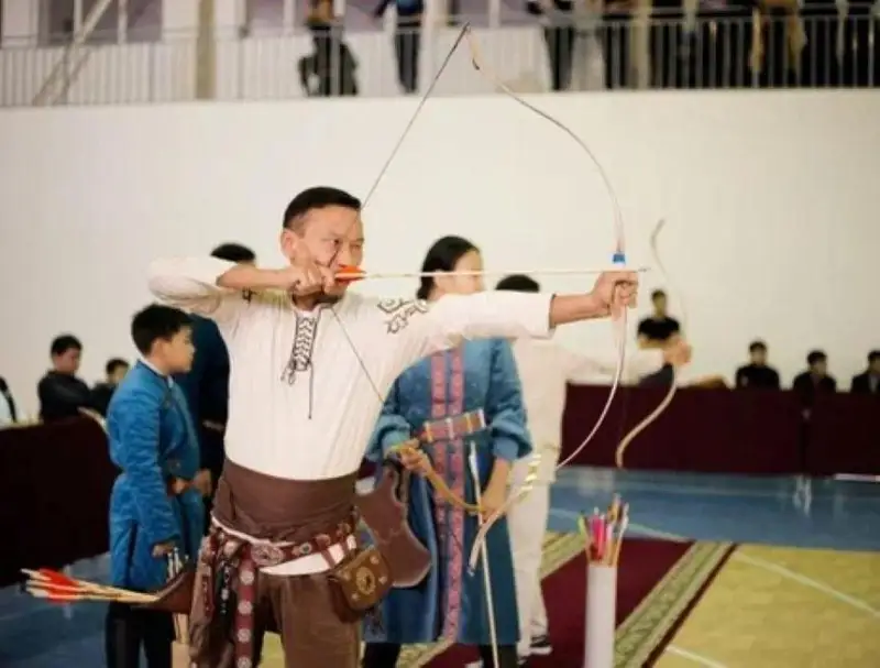 Государственные служащие соревновались в стрельбе из лука в Атырау