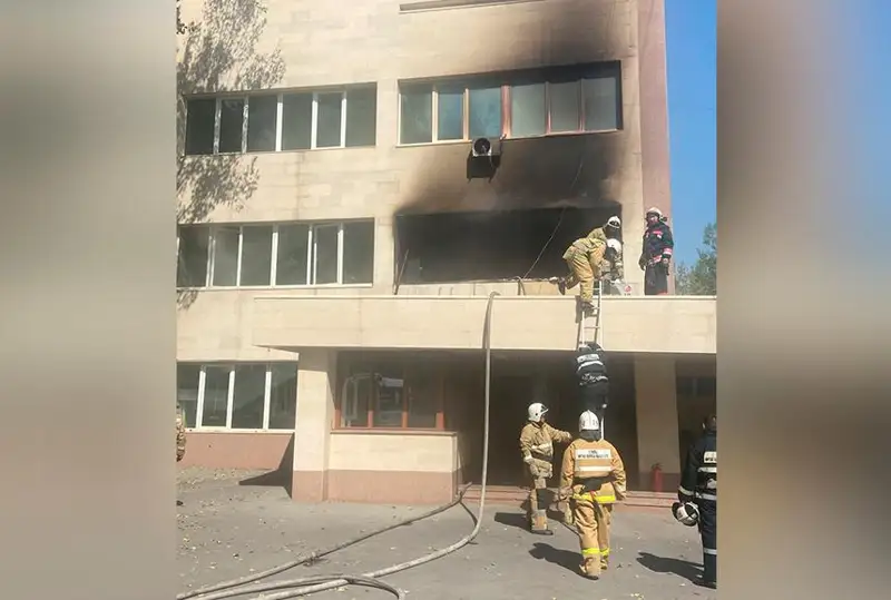 Пожар произошел в здании одного из институтов в Алматы