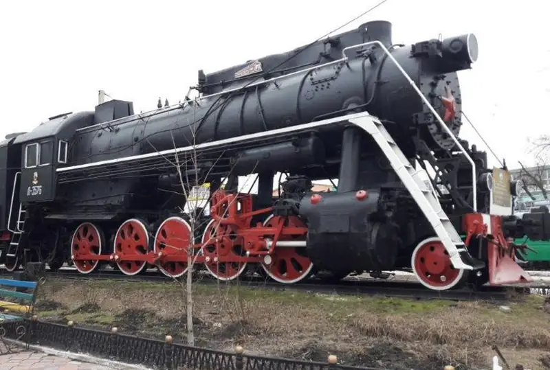 Старинный паровоз украсил сквер перед железнодорожным вокзалом в Таразе