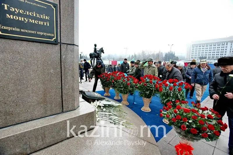 Алматылықтар Тәуелсіздік монументіне гүл шоқтарын қойды