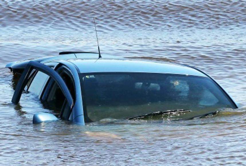 Люди тонут в машине. Падение автомобиля в воду. Машины которые тонули. Машина тонет. Люди тонут в машине.