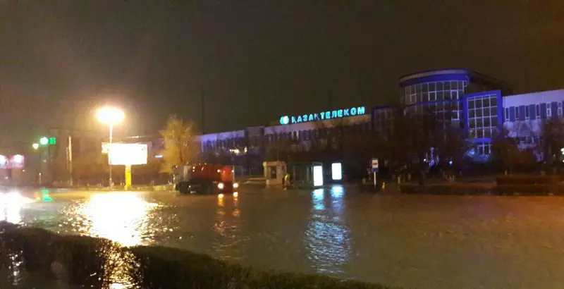 Толассыз жауған жаңбырдан Ақтау көшелерін су басты