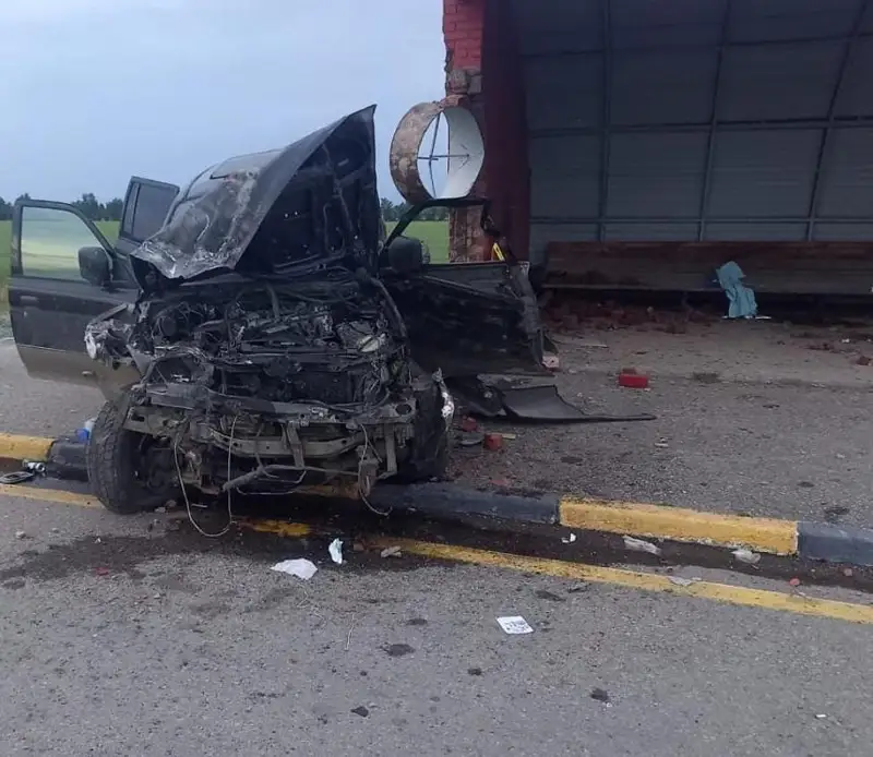 Водитель врезался в остановку в Акмолинской области: один погибший, трое пострадавших