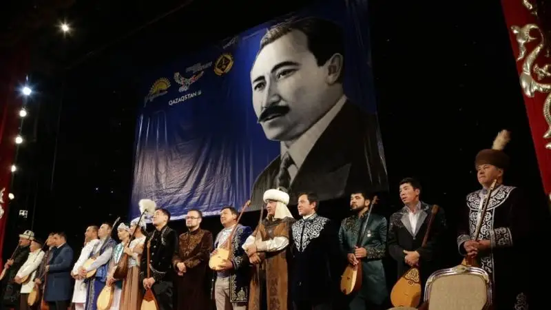 قاراعاندىدا حالىقتىڭ تاريحي جادىسىن جاڭعىرتقان تاماشا ايتىس بولدى -  ۇ. نۇرعالىم ۇلى