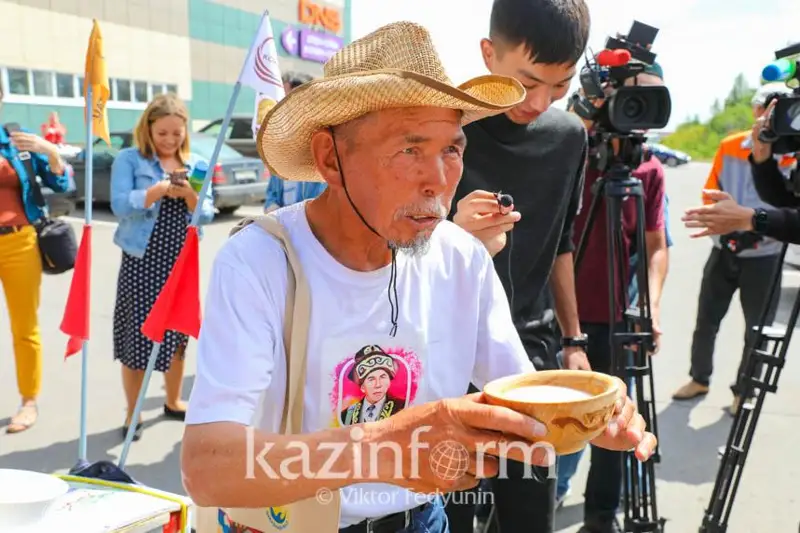 Путешествующий пешком аксакал предложил возродить праздник кумыса