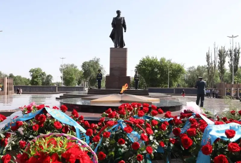 Цветы к Вечному огню возложили в Таразе