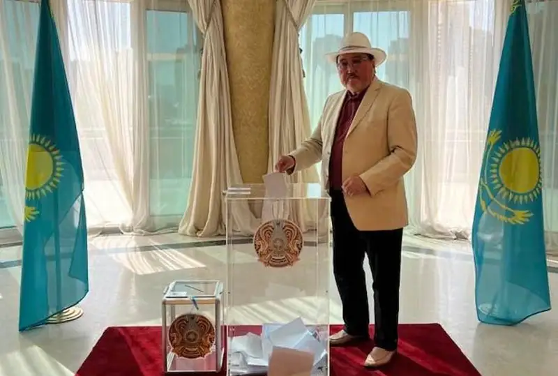 Поэт Улугбек Есдаулет проголосовал на референдуме в Турции