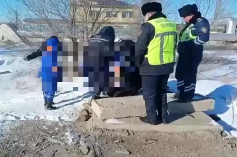 Pavlodarda qudyqqa qulap ketken áıel qutqaryldy