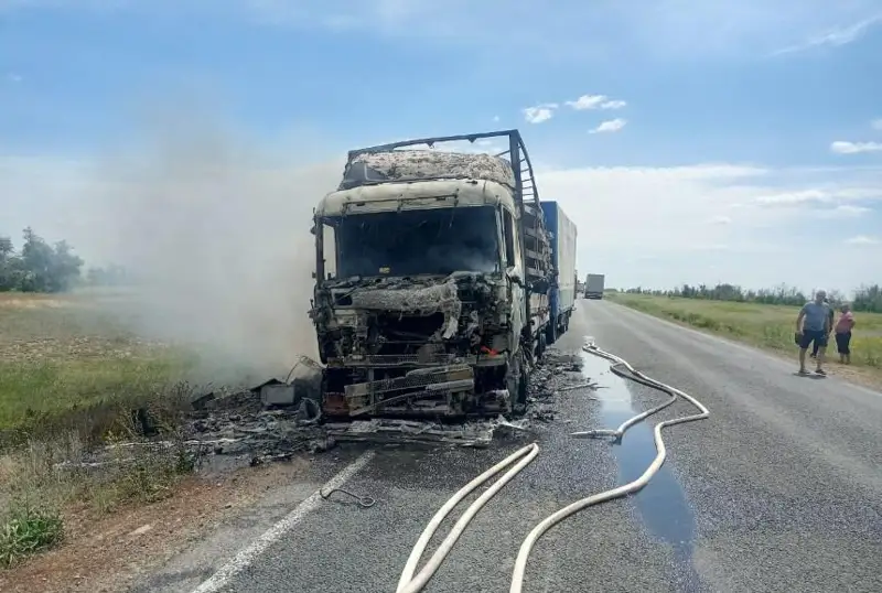 Batys Qazaqstanda turmystyq tehnıka tıelgen júk kóligi janyp ketti