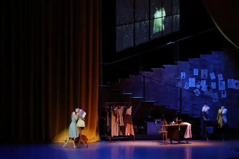 Герои «Золушки» перевоплотились в фэшн-дизайнера и диджея в балетном спектакле