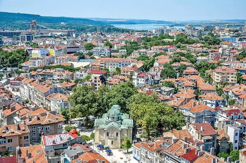 بولگاريانىڭ ۆارنا قالاسى كوشەلەرىنىڭ بىرىنە ابايدىڭ ءوسىمى بەرىلمەك