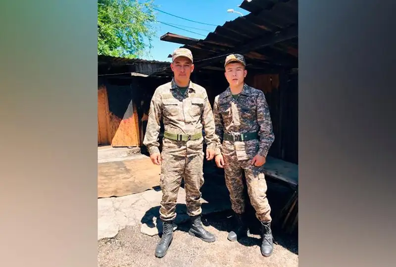 Пожилого мужчину спасли из огня военнослужащие в Алматы